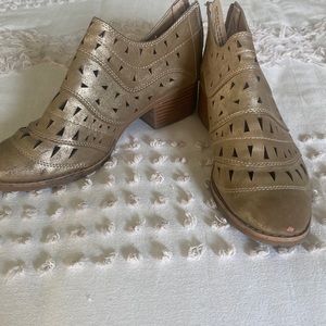 Gold heeled loafers with cut outs